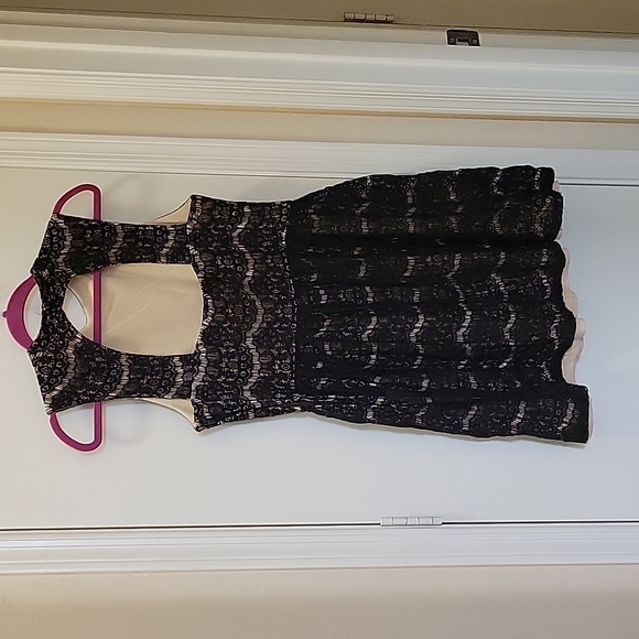 City Triangles Dress - Picture 2 of 4